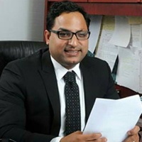 Seni  Seni Lawyer